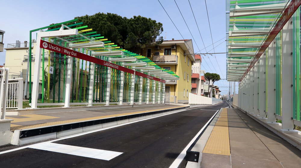 Metromare. I tak nazývají novou trolejbusovou trať o délce skoro 10 km, ze které ovšem moře (italsky mare) nejde vůbec vidět. Její implementace stála bez započtení vozidel více než 2 mld. eur. Za tyto prostředky přitom mohla být stávající stará trať vedená podél moře a dále skrz Rimini celá obnovena a její skromný vozový park přinejmenším ztrojnásoben. (foto: město Rimini)