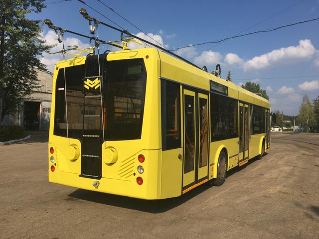 Vůz je plně nízkopodlažní, standardně nabízí 26 míst k sezení a dalších 75 ke stání. Oděsa si nicméně vyžádala úpravu a míst k sezení je 31. Zajímavostí je i přední nezávislá náprava, která trolejbusům umožní lépe se popasovat s nerovnými vozovkami. Dále je možné zmínit i přítomnost dieselového agregátu, který trolejbusům zajistí autonomní chod, jenž by měl být kromě nouzových situací využit i pro případné prodloužení některých linek do míst, kam už trolejové vedení nesahá. Oddíl řidiče je klimatizován, cestující pak mají k dispozici větší otevíratelné části oken. (ilustrační foto: Belkommunmaš)