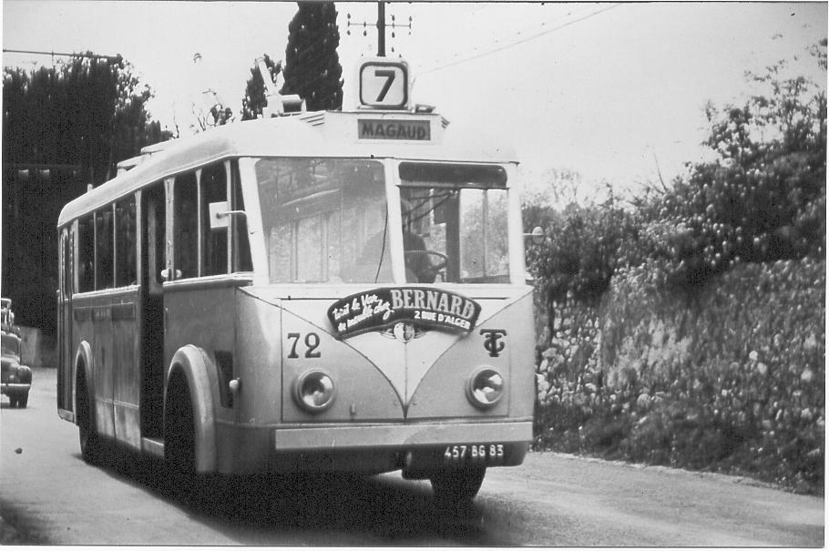 VETRA VCR ev. č. 72 (ex-Bordeaux) byla zachycena na lince č. 7 Gare – Cap Brun – Magaud. (foto: RMTT / sbírka Rolanda le Corffa)