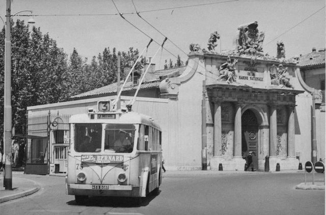 V květnu 1963 byla na toulonské ulici Anatole France, před bránou Arsenal, zachycena (ex-bordeauxská) VETRA VCR ev. č. 75. Roku 1976 byla monumentální brána přemístěna asi o 200 m doleva a otočena o 90 °. Přesun stavby se děl na kolejnicích. Od roku 1981 slouží brána jako vstup do muzea de la Marine. (foto:&nbsp;RMTT / sbírka ASBTP)