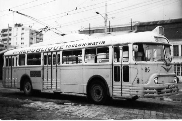 Vůz typu VBC ev. č. 85 v téměř původním stavu po dodání byl zachycen v toulonské vozovně Brunet. (foto: Michel Dupont-Cazon, MPTUR)