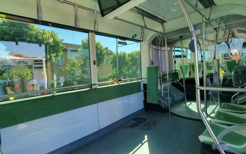 Interiéru vládne zelená.