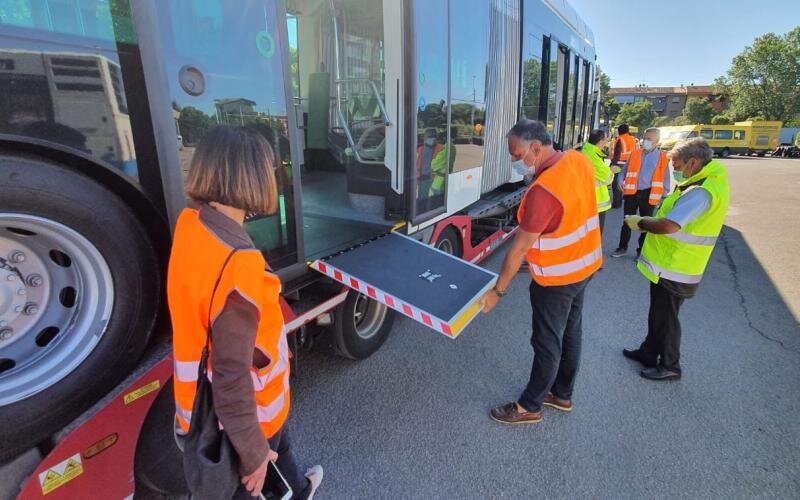 Na prohlídku nového vozidla se okamžitě vydali vrcholní zástupci regionu, města i společnosti vlastnící trolejbusovou infrastrukturu.