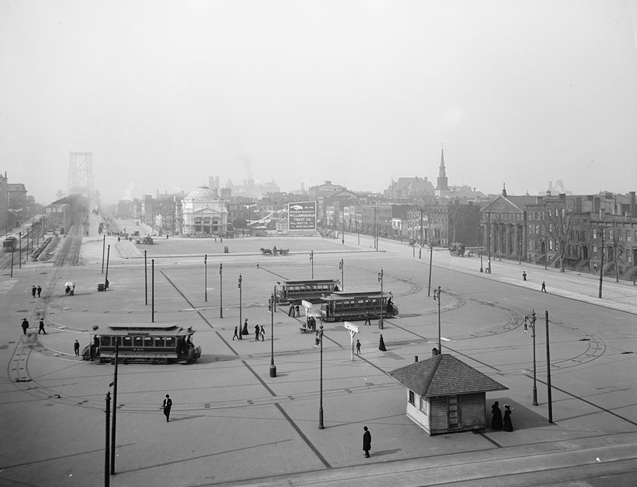 Tato fotografie zřetelně ukazuje ukončení tramvají z Manhattanu v Brooklynu na Washington Plaza. Jak je ze snímku patrné, bylo hned za mostem zřízeno několik smyček (zde však povrchových), kde se tramvaje otáčely a mířily zpět na Manhattan. Naopak vozy z Brooklynu, jezdící po jižní straně mostu (jedna tramvaj jde zcela vlevo na snímku vidět), končily hned za mostem na Manhattanu, a to v nezvyklém podzemním terminálu. (zdroj: Wikipedia.org) 