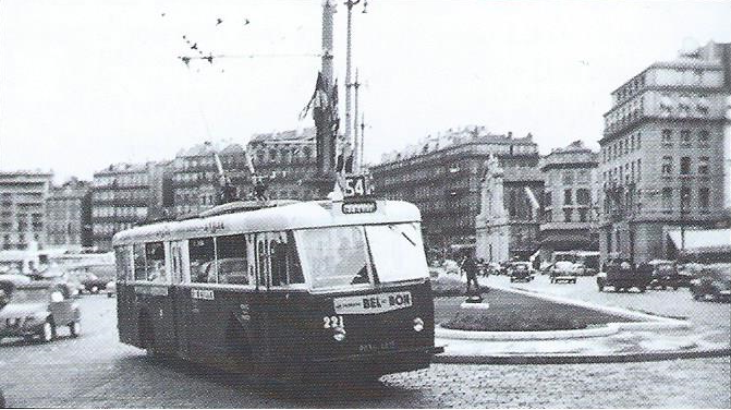 Jediný marseillský vůz typu VRB nesl ev. č. 221, zde zachycen na quai des Belges. (foto: J. Capolini)