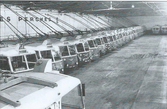 Marseillská vozovna Catalans plná trolejbusů typů CS 60 a CB 60. (foto: RATVM / archiv G. Mullera)