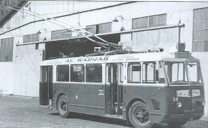 V letech 1947 a 1948 přišla do Marseille rovná třicítka nových vozidel typu VCR. Zde vidíme jeden z nich, ev. č. 94,&nbsp;před vozovnou Catalans. (foto: RATVM / archiv G. Mullera)