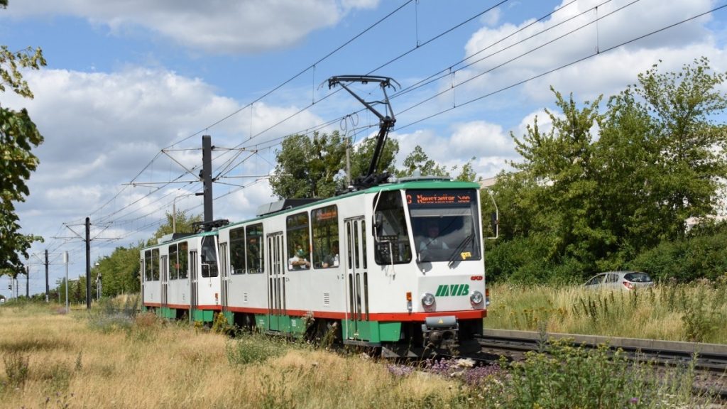 Souprava tramvají T6A2 v Magdeburgu. Ačkoli oficiální rozloučení s tramvajemi Tatra proběhlo v roce 2013, z provozu se tehdy vyklidily jen „té čtyřky“. Letos navíc počet tramvají Tatra narostl o 8 vozů KT4D-mod z Berlína. (foto: Libor Hinčica)