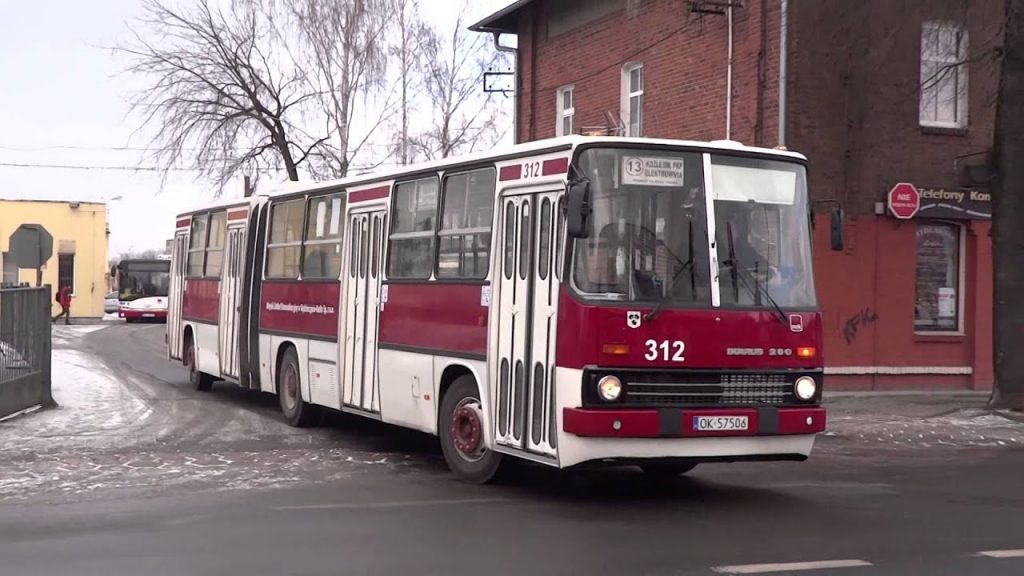 Poslední Ikarus 280 v Polsku nese ev. č. 312 a je reprezentantem „podtypu“ 280.57. (zdroj: youtube.com; Lukaszwo – Transport Movies) 