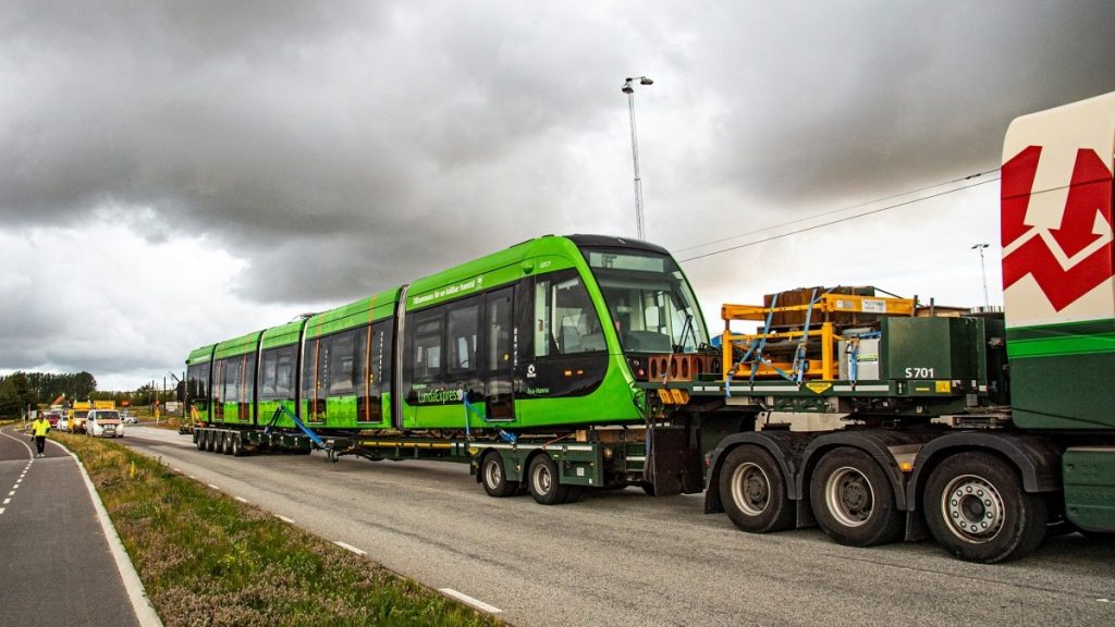 První tramvaj CAF Urbos 100 pro Lund po příjezdu do města (foto: Lund Spårvagn)