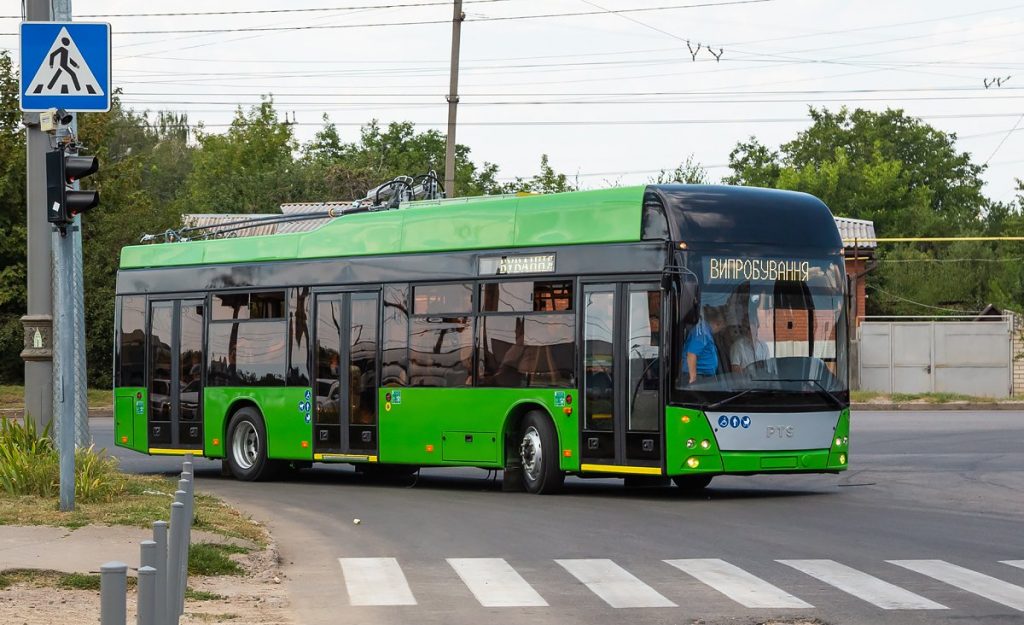 Nový trolejbus v charkovských barvách. foto: Харківська міська рада)