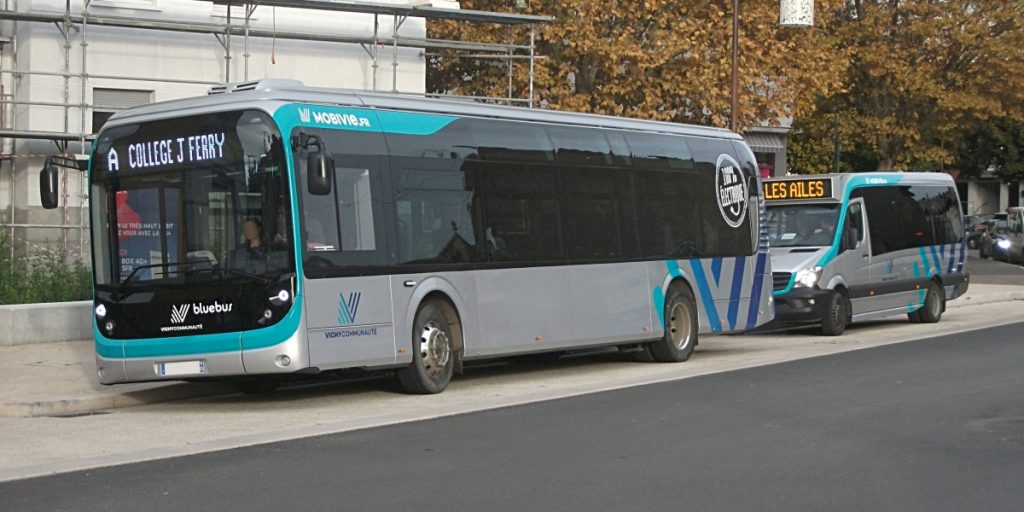 Nový 18m elektrobus, který je momentálně testován v Rennes, je prodlouženou verzí 12m vozu, který představuje tato fotografie. (zdroj: Wikipedia.org)