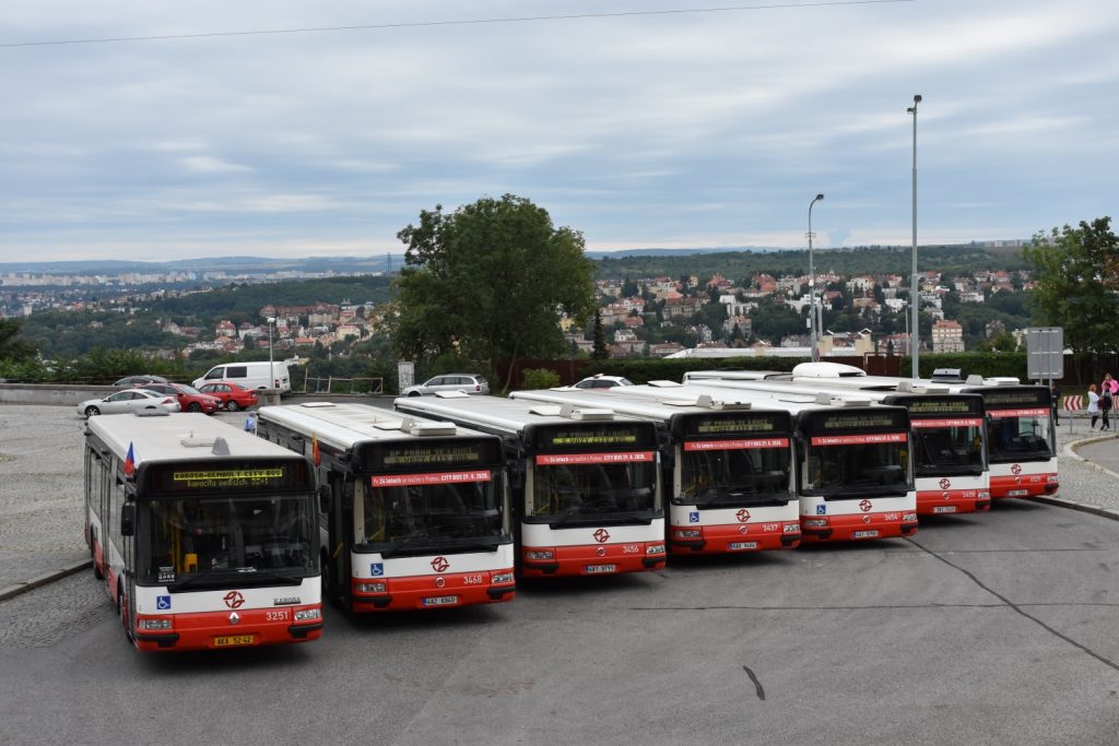 Autobusy Irisbus Citybus 12M a 18M seřazené na Strahově. (foto: Libor Hinčica)