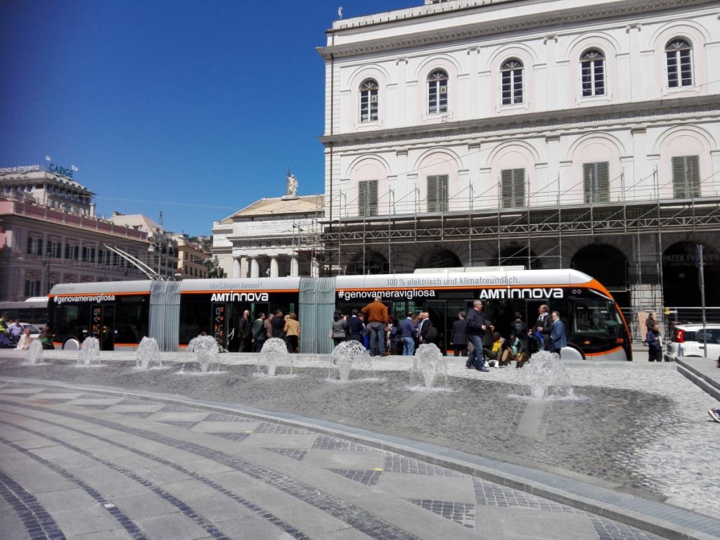 Tříčlánkový trolejbus při loňské květnové prezentaci v Janově. (foto: Comune di Genova)