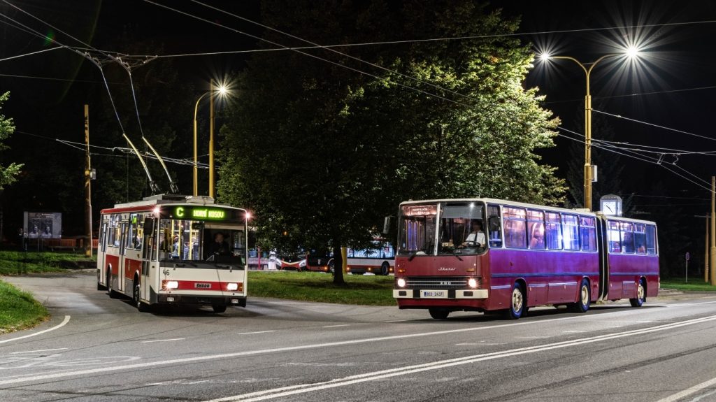 Setkání trolejbusu Škoda 14 Tr10/6 ev. č. 46 (ex- Pardubice ev. č. 346 a vozu Ikarus 280.08 v rámci noční fotojízdy pro fanoušky veřejné dopravy. (foto: Honza Tran)