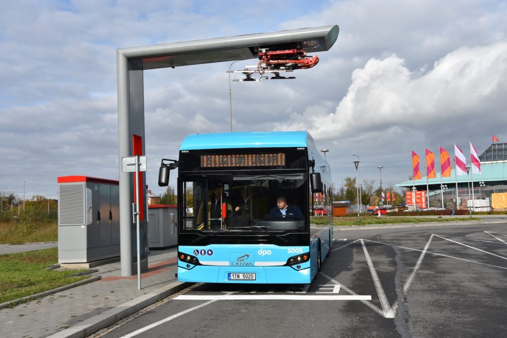 Elektrobusy by měly patrně využívat i již existující rychlonabíjecí stanici v Ostravě-Svinově. Na fotografii vidíme jeden ze dvou elektrobusů Ekova Electron 12T uzpůsobených pro rychlonabíjení. (foto: Libor Hinčica)