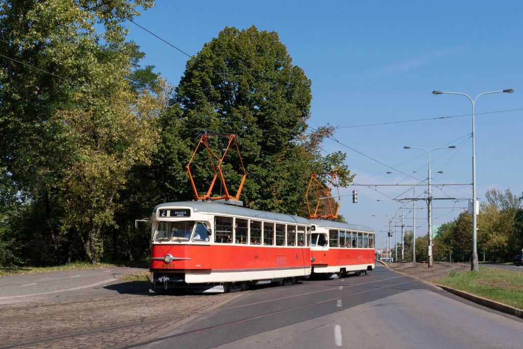 Souprava tramvají T2R zachycená dne 16. 9. 2020 u zastávky Přístaviště. (foto: Honza Tran) 