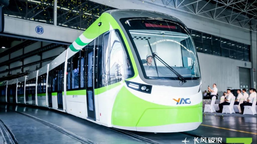 První z pěti tramvají, která má sloužit výhradně pro potřeby letiště Kchun-ming. (foto: CRRC)
