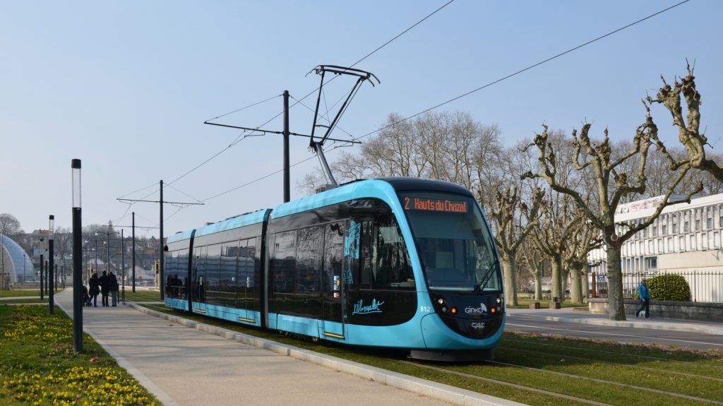 V Besançonu jezdí tříčlánkové tramvaje CAF Urbos 3. Španělské společnosti se podařilo prorazit se svými tramvajemi pouze ve třech francouzských městech. (zdroj: Wikipedia.org)