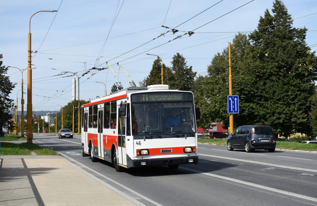 Trolejbus ev. č. 46 je původně ex-pardubickým vozem ev. č. 346. Během oslav 111. výročí MHD v Jihlavě se těšil velké pozornosti fanouškovské veřejnosti. (foto: Libor Hinčica)