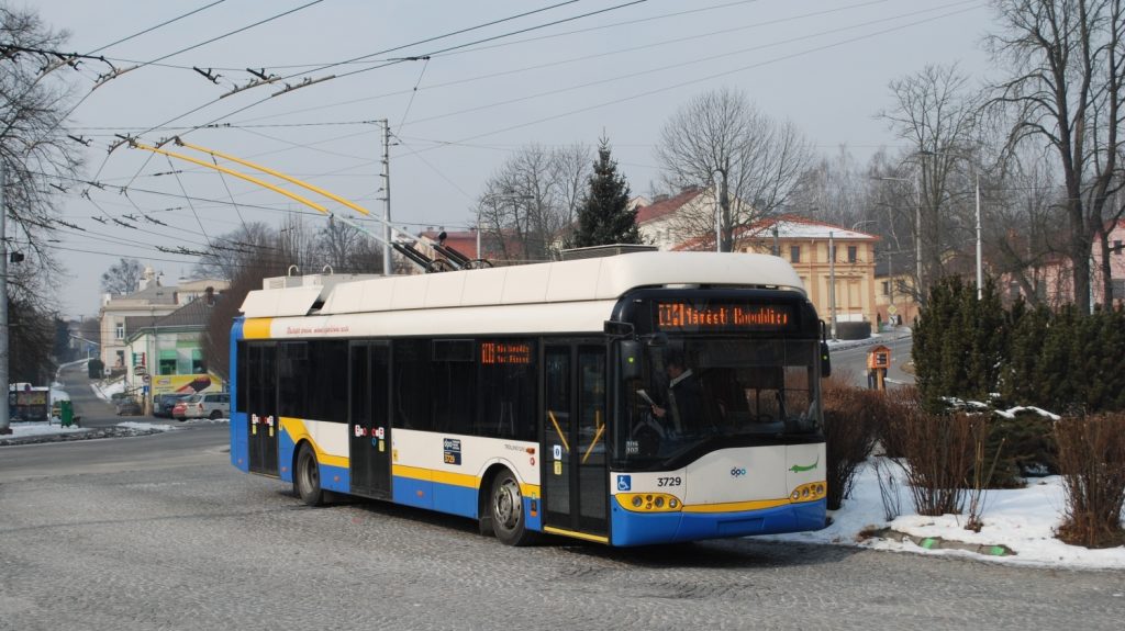 Kousek Švýcarska v Ostravě. Trojice vozů Solaris Trollino 12 AC byla odprodána z La Chaux-de-Fonds do Ostravy. Do provozu vyjely vozy v listopadu 2015 pod ev. č. 3728 až 3730.  Trolejbusy se tak navrátily do míst, kde v minulosti (v letech 2004 a 2005) proběhla jejich montáž a první zkoušky. (foto: Libor Hinčica)