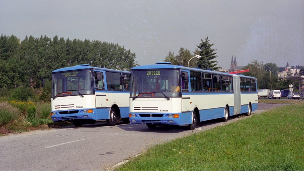 V roce 1998 byla dvojice ostravských vozů Karosa B 941 zachycena při odjezdu z Vysokého Mýta. (foto: Dušan Kuchař)