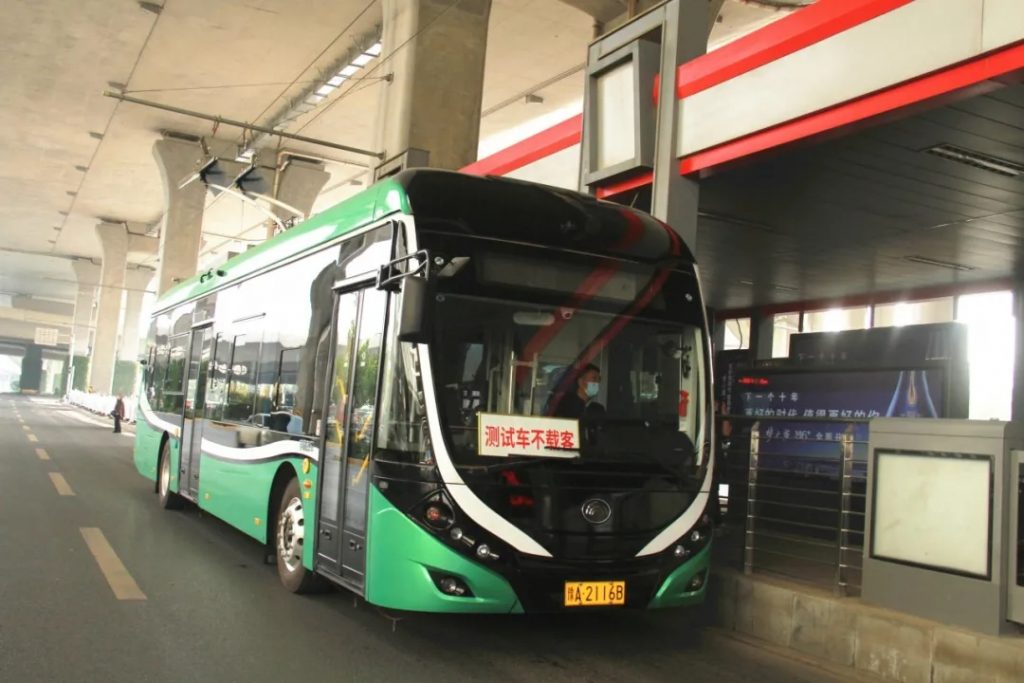 Nový trolejbus na zkušební jízdě. (foto: henandaily.com)