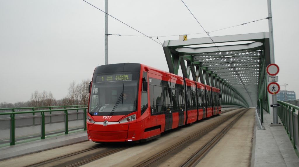 Posledními nově dodanými tramvajemi do Bratislavy byla vozidla Škoda 29T a 30T. Na snímku vidíme zástupce obousměrné varianty (30T) na mostě přes Dunaj. (foto: Libor Hinčica)