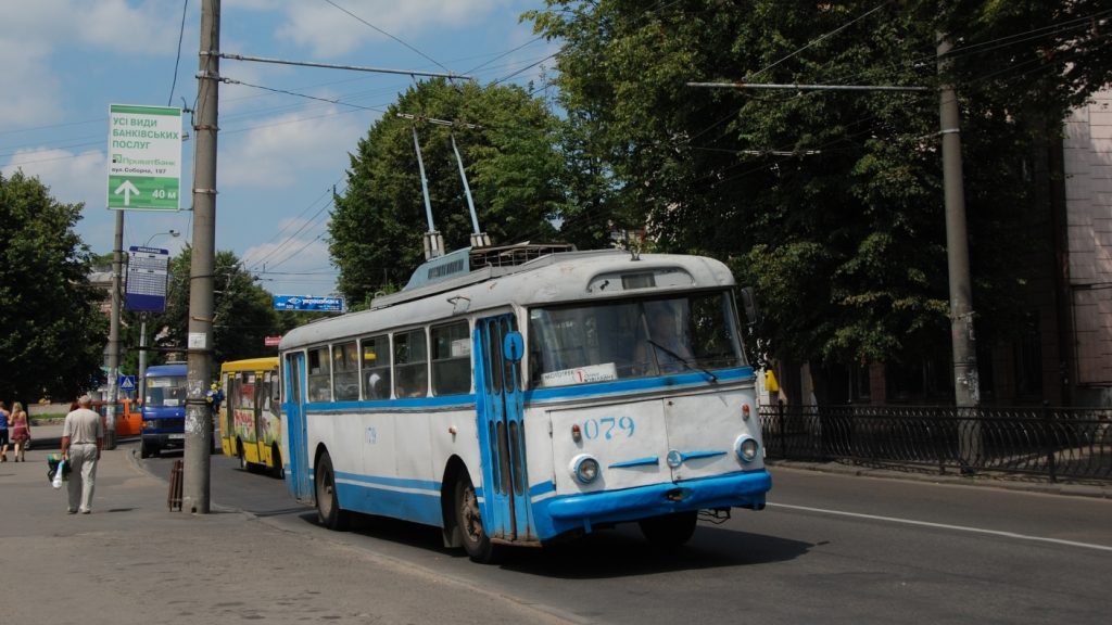 Trolejbusy Škoda 9 Tr byly do SSSR dodávány převážně ve dvoudveřovém provedení. Také Rovno odebralo většinu vozů v tomto řešení, které bylo možné potkat i v několika českých městech. Vůz na snímku pořízeném v Rovně v červenci 2011 pocházel z roku 1978 a vyřazen byl v roce 2012. (foto: Libor Hinčica)