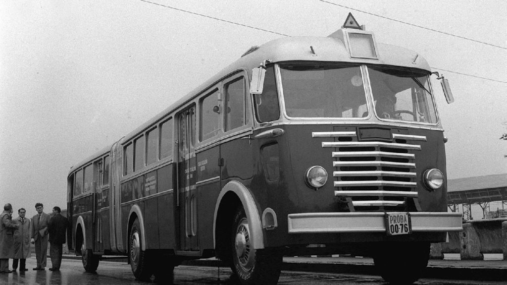 Autobus ITC 600 nesprávně označovaný též jako typ Ikarus ITC 600.  Ačkoli se o těchto vozech hovoří jako o prvních kloubových Ikarusech, ve skutečnosti se Ikarus na jejich vývoji nepodílel. (foto: FAÜ; zdroj: sony872.blog.hu)