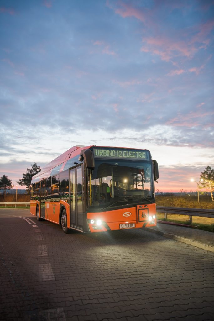 Oranžově lakovaný elektrobus pro školní dopravu. (foto: Solaris Bus & Coach