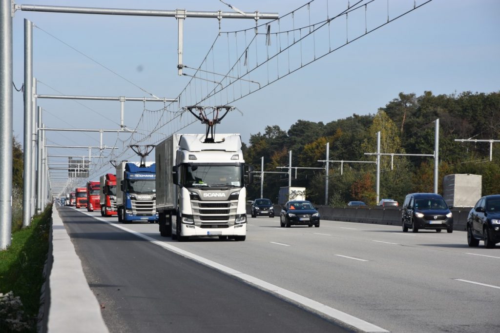 Testování vozidel z produkce Scanie na elektrické dálnici A5 v Hesensku v září 2019. (zdroj: E-Highway Hessen)