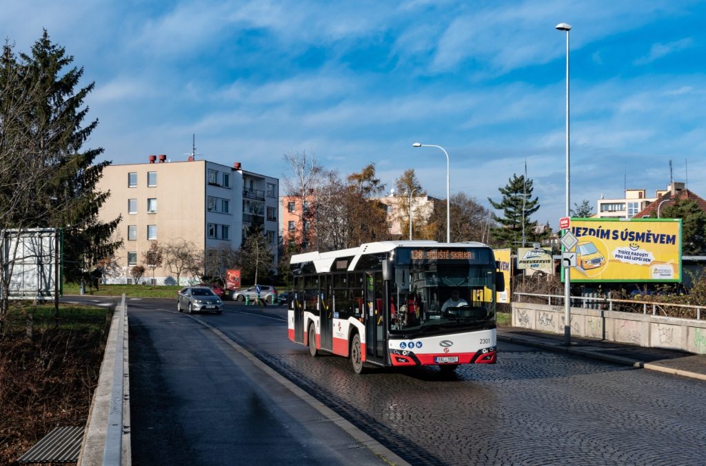 Evidenčně první Solaris Urbino 10,5 čísla 2301 překonává v neděli 6. prosince most přes železniční trať 210 a zároveň souběžnou spojku z Malešic do Krče. (foto: Honza Tran)
