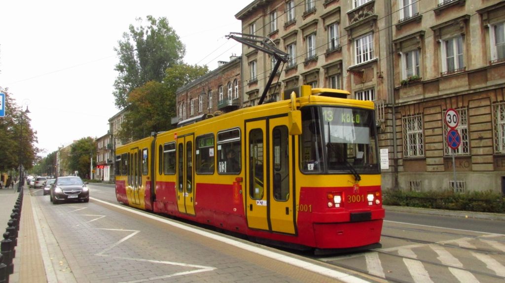 V zastávce Zajezdnia Praga byl v září 2016 vyfocen prototyp tramvaje Konstal 112N ještě v původním barevném schématu, avšak již bez černých rámečků kolem reflektorů. (foto: Ing. Filip Jiřík)