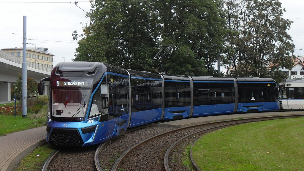 Prototyp tramvaje Moderus Gamma. Na této platformě by měla být postavena celá dodávka – nyní již 46 – tramvají pro Wrocław. (zdroj: Wikipedia.org)