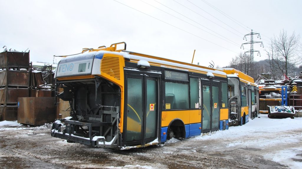 Po 14 letech služby byl po více než roce od odstavení poslán na likvidaci prototyp trolejbusu Škoda 25 Tr ev. č. 401 DSZO. (foto: Miroslav Gargulák)