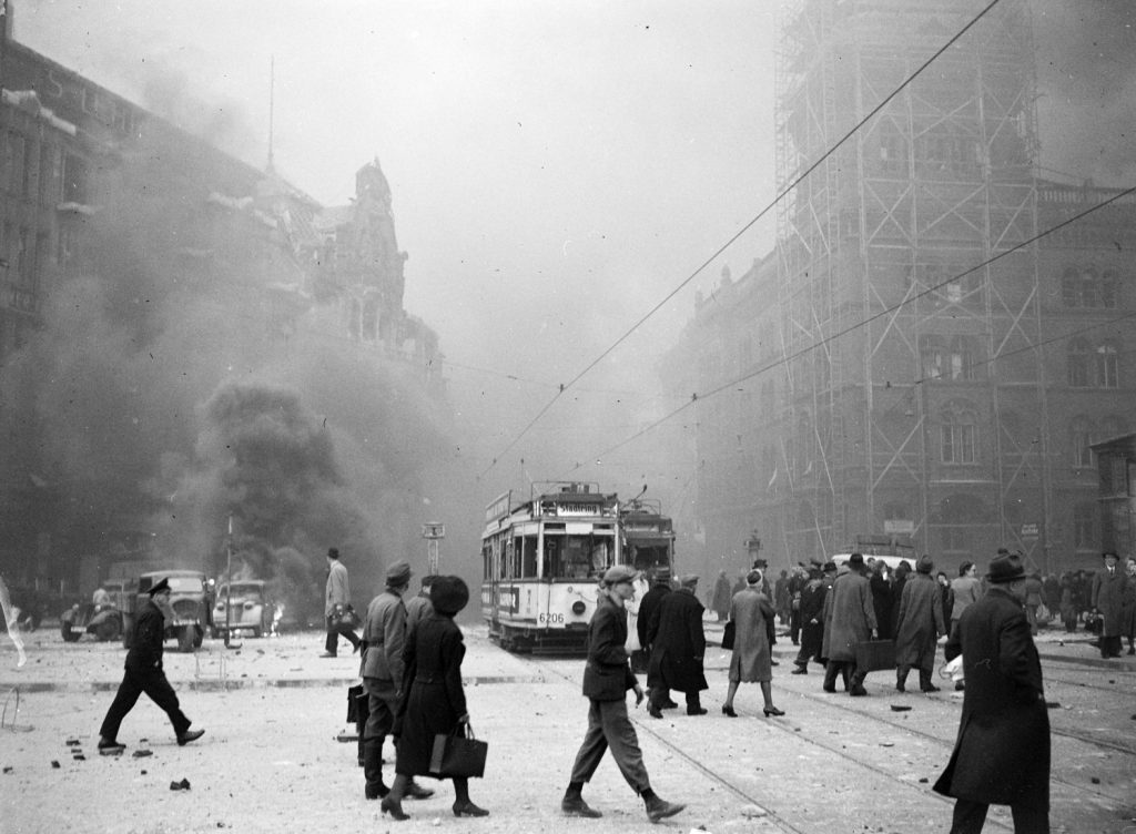 Pohled na berlínský Alexanderplatz v roce 1944 po jednom z náletů na město. První nálet na Berlín se odehrál již 8. 8. 1940 a účastnil se jej jeden speciálně upravený stroj francouzského letectva, jenž sice úspěšně odhodil nálože na závod Siemensu v Berlíně, s ohledem na malé množství munice ale způsobil jen minimální škody. Dne 25. 8. 1940 se do bombardování Berlína pustili Britové, avšak jejich první nálet skončil naprostým fiaskem. Kvůli těžkým mrakům letadla minula svůj cíl a bomby odhodila na farmářské pozemky v okolí města. Občanům Berlína bylo ještě do smíchu a reakcí na útok na zemědělské usedlosti byl rozšířený vtip: „Nyní se nás asi snaží vyhladovět“. Později se do bombardování Berlína zapojili Sověti i Američané a do konce války měl být Berlín bombardován 41x. Zatímco první francouzský nálet odhodil 2tunový náklad, předposlední nálet provedený USAAF dne 18. 3. 1945 zasypal město 4 000 tunami bomb. A město již začínalo skutečně hladovět… (foto: archiv BVG)    