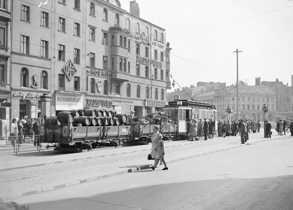 Na Alexanderplatzu zachycený nákladní tramvajový vlak v roce 1944. Nákladní tramvaje významně pomáhaly se zásobováním města především potravinami. (foto: archiv BVG)