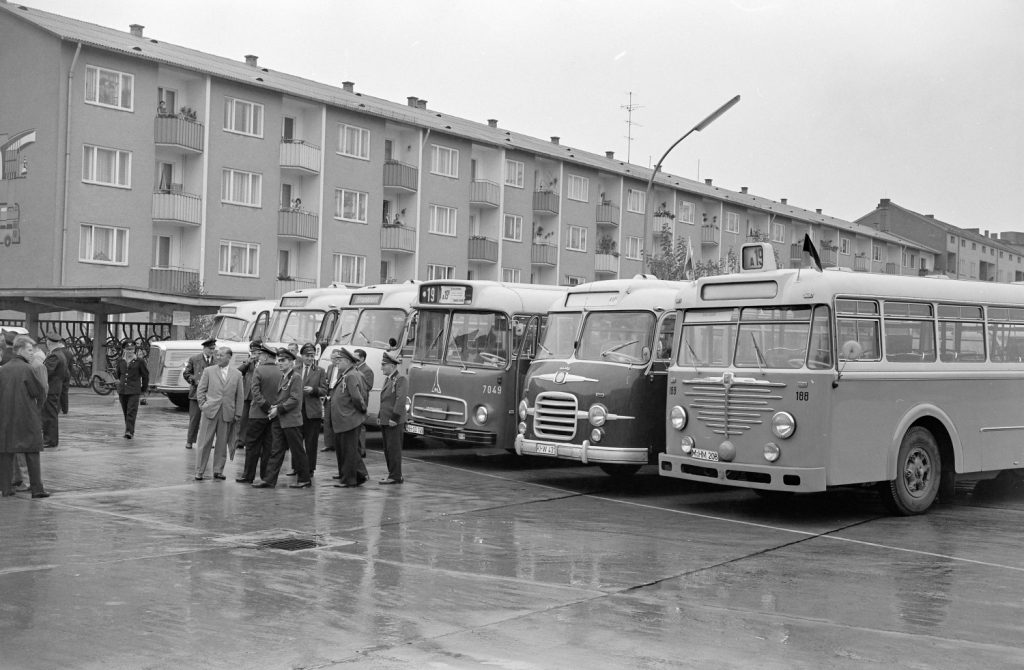 Tzv. solidární autobusy na podzim 1961, jež poskytly další západoněmecké DP pro vyrovnání vyšší přepravní poptávky v důsledku bojkotu S-Bahnu. (foto: archiv BVG) 