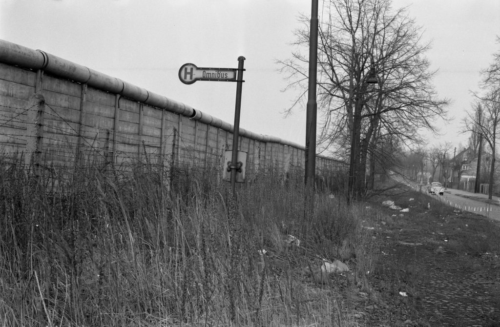 Některé zastávky se po výstavbě zdi staly poněkud neužitečné… (foto: archiv BVG)