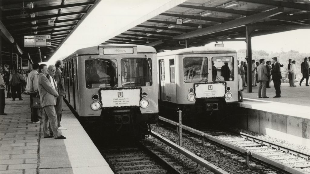 Metro ve východním Berlíně během rozdělení města hrálo v porovnání s S-Bahnem poněkud druhé housle. Trasu E (dnes U5) se podařilo prodloužit v roce 1973 jen o jednu stanici (na Tierpark), a dalšího prodloužení se na dvakrát dočkala linka až v letech 1988 a 1989. Z prodloužení na Hönow pochází úvodní snímek tohoto článku. (foto: archiv BVG)