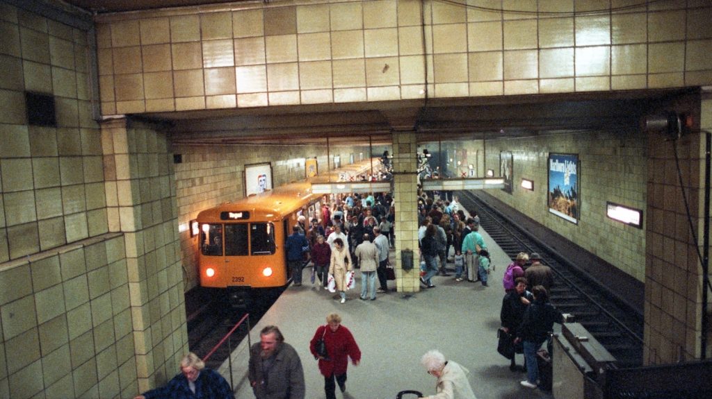 Stanice metra Friedrichstraße se nacházela na území východního Berlína a veřejnost ji mohla na rozdíl od ostatních stanic využívat i po stavbě Berlínské zdi, avšak jen jako přestupní. Pro vstup do východního Berlína bylo zapotřebí mít povolení. Opačným směrem bylo cestování ještě těžší. Po otevření hranic zažívala stanice Friedrichstraße obrovské nápory cestujících, jak ukazuje i tento snímek z listopadu 1989. (foto: archiv BVG)