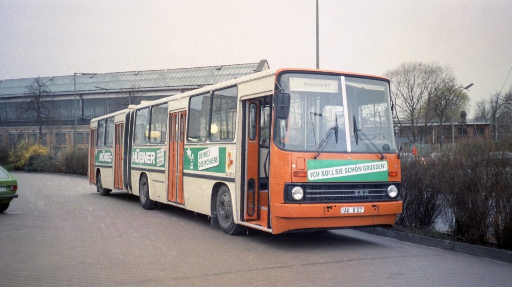 Ikarus 280 východoberlínského DP již s reklamním polepem v roce 1990. (foto: archiv BVG)