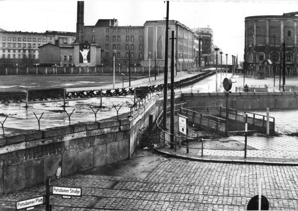 Pohled na Potsdamer Platz s opuštěným vstupem do stanice S-Bahnu. (foto: archiv DB AG)