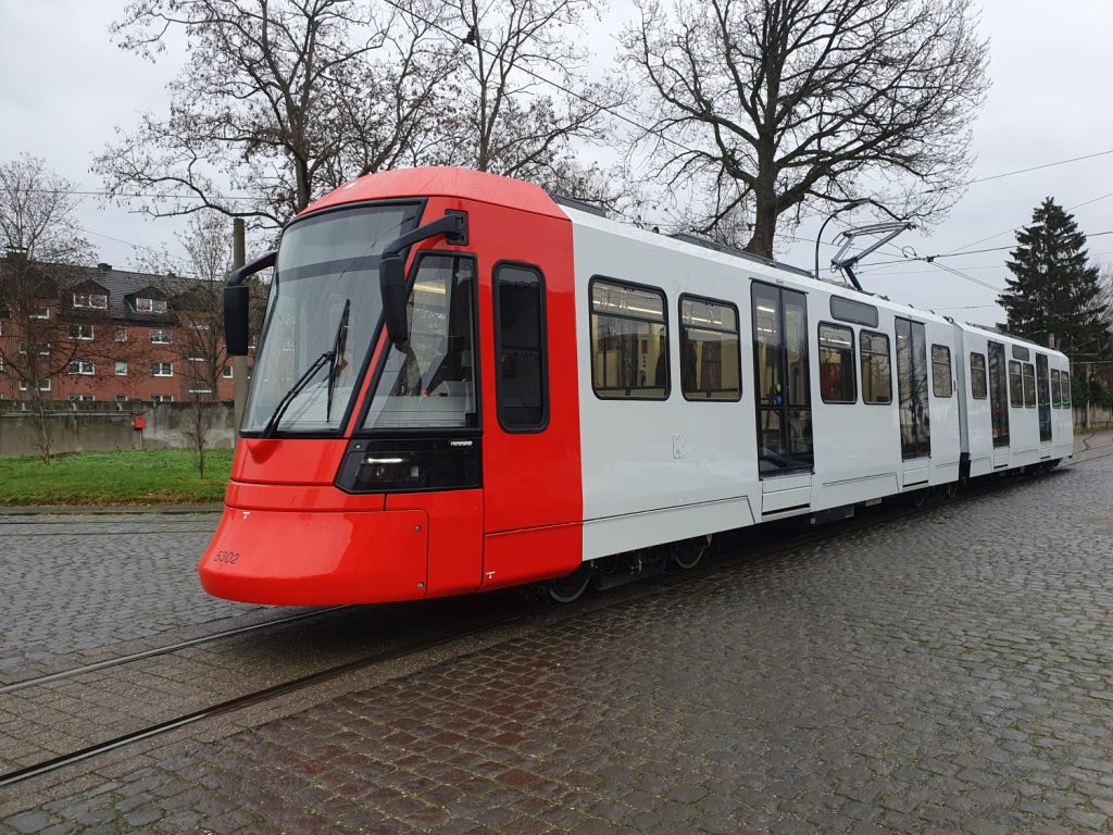 V Kolíně se prozatím nacházejí dva nové vozy Flexity HF6 z 20kusové objednávky, která má být dokončena v průběhu letošního roku. (foto: Bombardier Transportation)