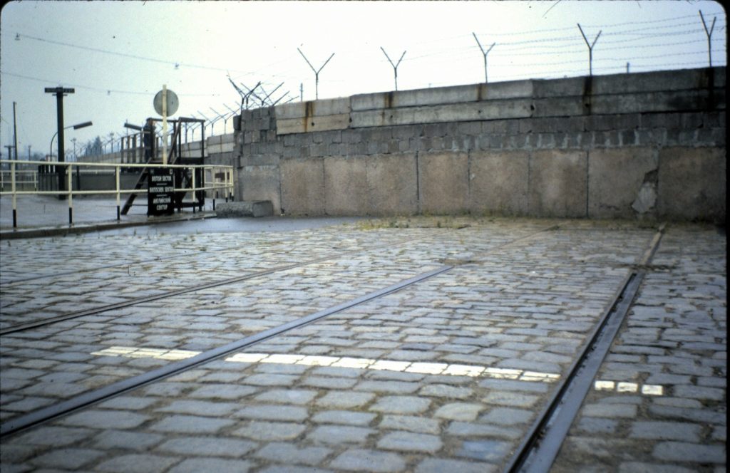 Snímek z roku 1962 představující pozůstatky kolejí na Potsdamer Platzu v Berlíně, který se v důsledku stavby zdi stal jednou z oblastí duchů. Dnes je zde naopak jedno z tepajících lokálních srdcí němekcé metropole. (foto: Allan Hailstone)