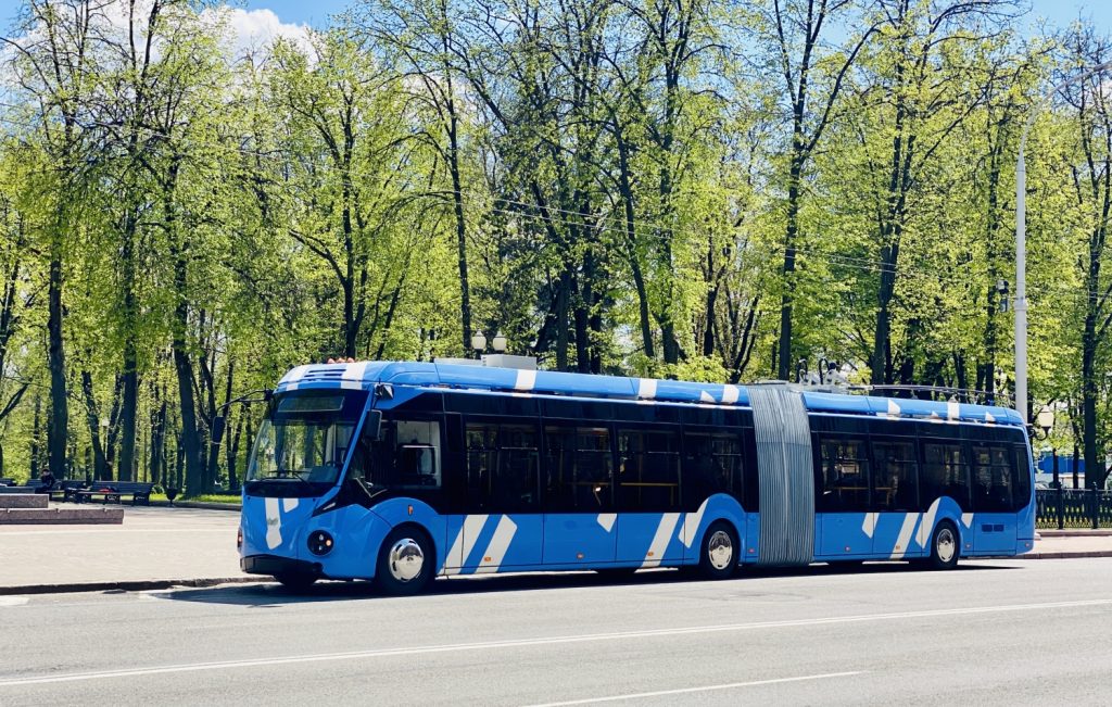 Trolejbus 43303 ve futuristickém designu Belkommunmaše. (foto: Belkommunmaš)