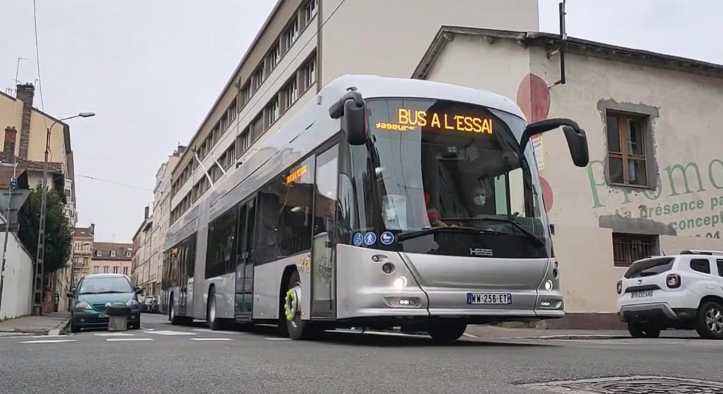 První dodaný trolejbus SwissTrolley páté generace pro Lyon během zkušební jízdy v ulicích města. (zdroj: https://youtu.be/PA7zKPUArKE)