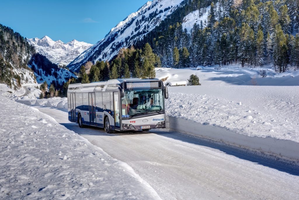 Když se řekne Rakousko, vybaví se asi každému Alpy. Na propagačním snímku výrobce vidíme pod skalnatými velikány jeden z vozů Urbino 12. (foto: Solaris Bus  & Coach)