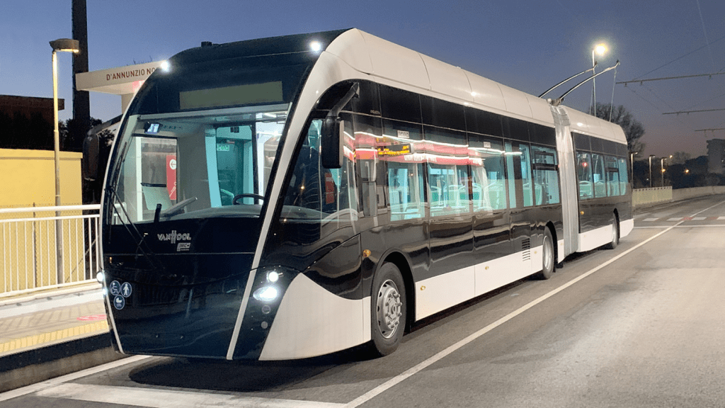 Trolejbusy dodávají Van Hool a Kiepe Electric společně také do Rimini pro místní nový BRT systém, odkud pochází tento snímek pořízený během zkušebních jízd. (foto: PM Rimini)